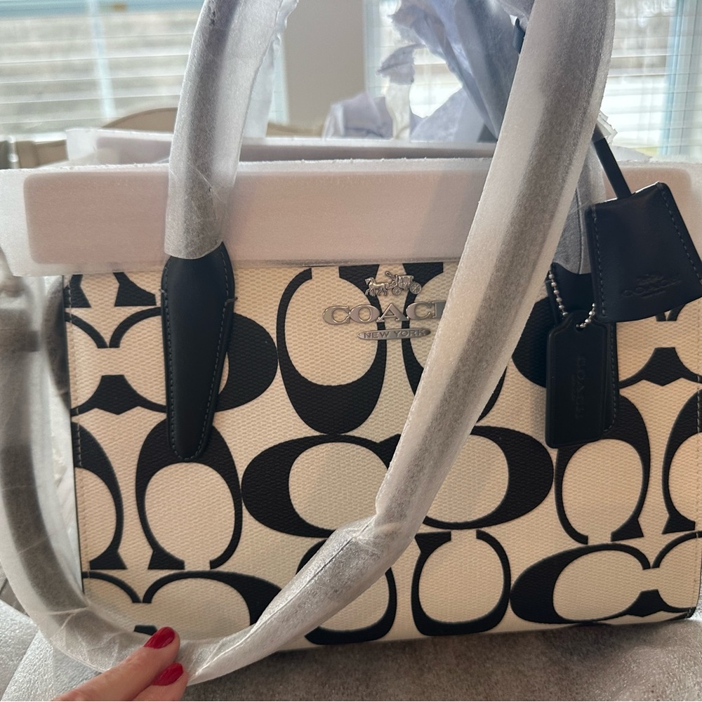 NWT Coach BW Andrea Large CRYL must see